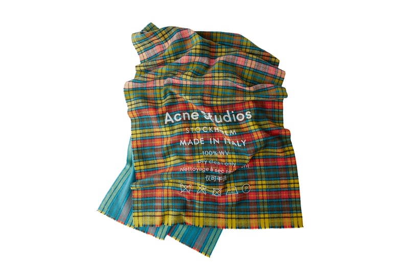 아크네 스튜디오가 연말 선물로 제안한 스카프 제품군
