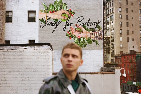 블론디 맥코이가 버버리를 위해 제작한 5m 벽화