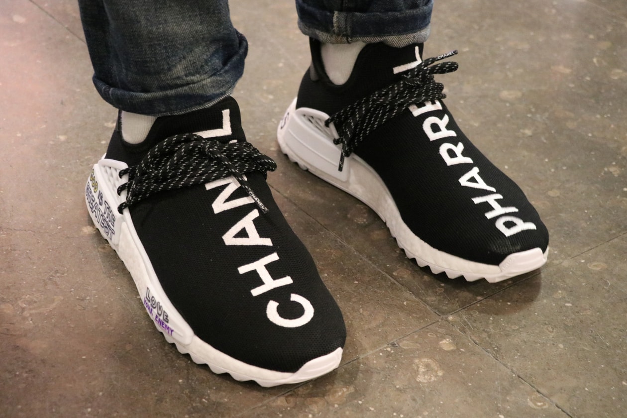 샤넬 아디다스 오리지널스 퍼렐 휴 nmd 착용 사진 chanel adidas originals pharrell hu nmd on feet 2017