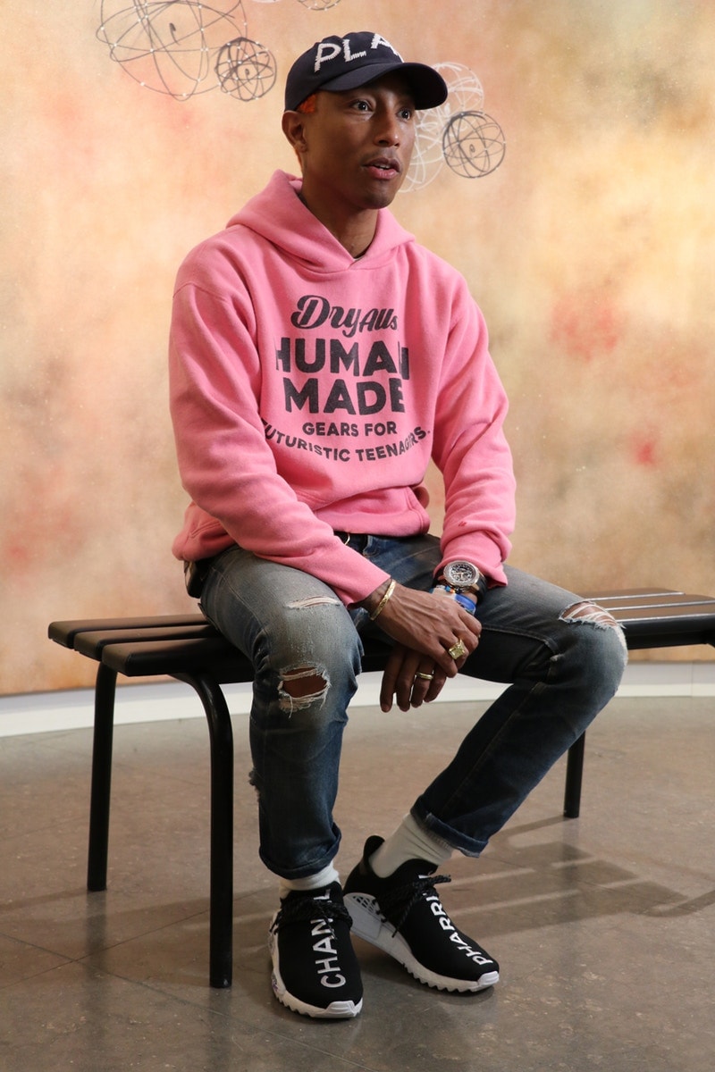 샤넬 아디다스 오리지널스 퍼렐 휴 nmd 착용 사진 chanel adidas originals pharrell hu nmd on feet 2017