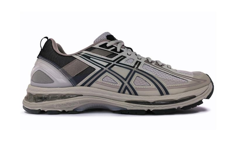 키코 코스타디노브 x 아식스 러너의 세 가지 색상