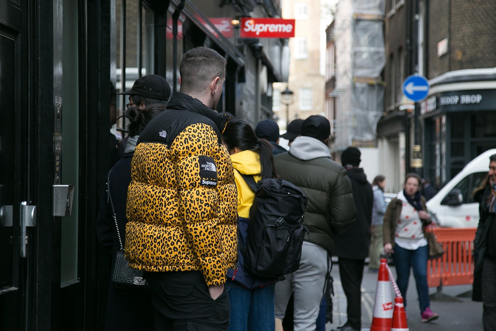 슈프림 인디펜던트 트럭 컴퍼니 가을 겨울 컬렉션 런던 매장 발매 현장 스트릿 스냅 2017 supreme independent fall winter collection london drop street snaps