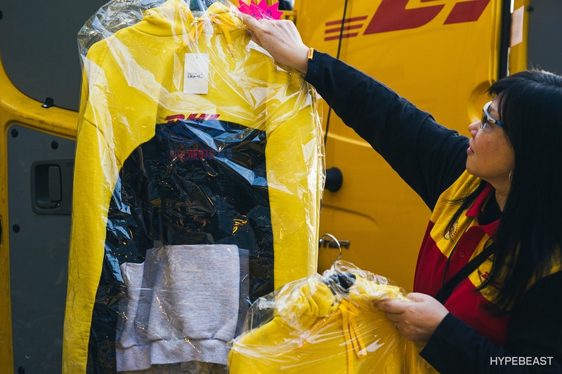 베트멍 홍콩 팝업 현장 & 제품 사진 2017 vetements hong kong pop up streetsnaps reebok