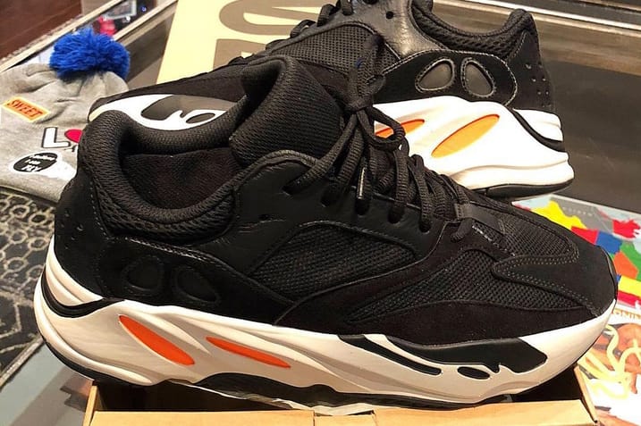 세상에 단 하나뿐인 이지 부스트 700 웨이브 러너