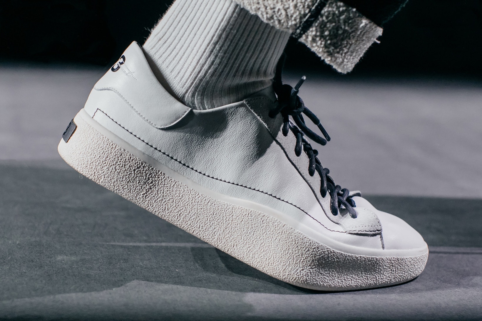 2018 가을, 겨울 파리 패션위크에서 포착한 신발 협업 fall winter paris fashion week shoe collaborations nike adidas sacai undercover converse ugg