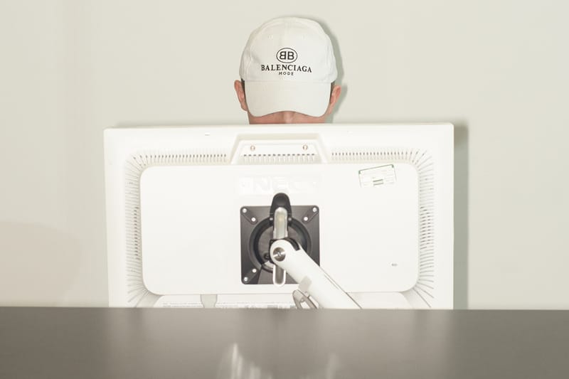 뎀나 즈바살리아의 첫 매장 단독 발렌시아가 캡슐