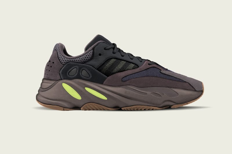 새로운 이지 부스트 700 웨이브 러너 색상 두 가지