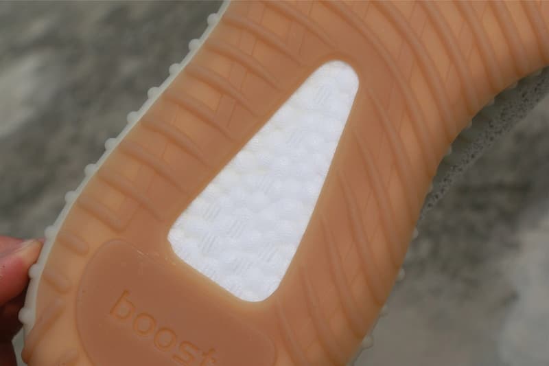 이지 부스트 350 V2 참깨 상세 사진 발매 시기 2018 yeezy boost sesame closer look