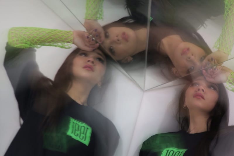 돈다 출신 마크 시킹스와 이하린이 씨엘을 기리는 '1991' 티셔츠