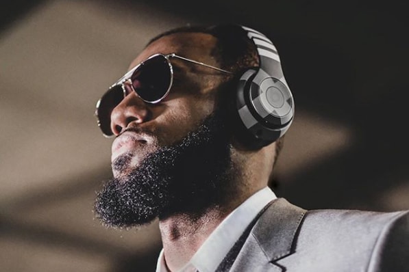 업데이트: 톰 브라운의 커스텀 캐벌리어스 단체복 & 비츠 헤드폰