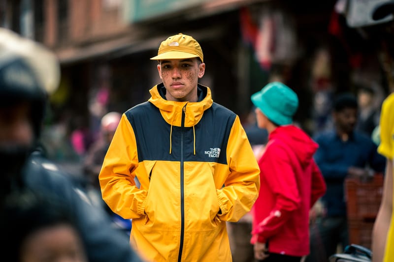 히말라야의 기도 깃발을 재해석한 노스페이스 쿰부 팩 룩북