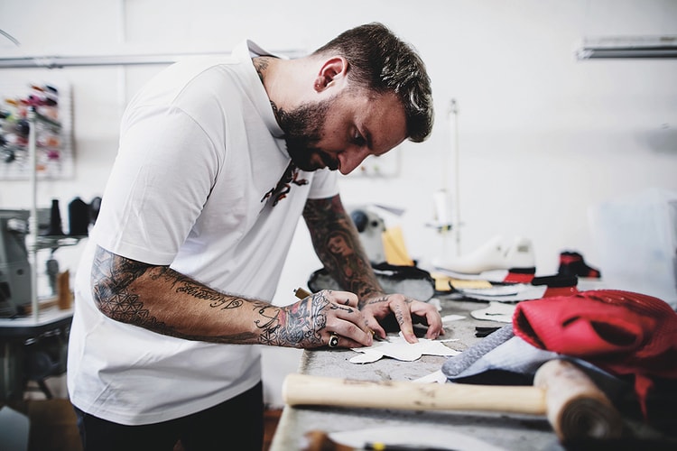 이지가 운동화 커스텀 장인 슈 서전에게 이직을 제안했다