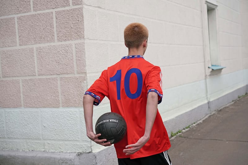 업데이트: 고샤 루브친스키 x 아디다스 러시아 월드컵 협업 전 제품군