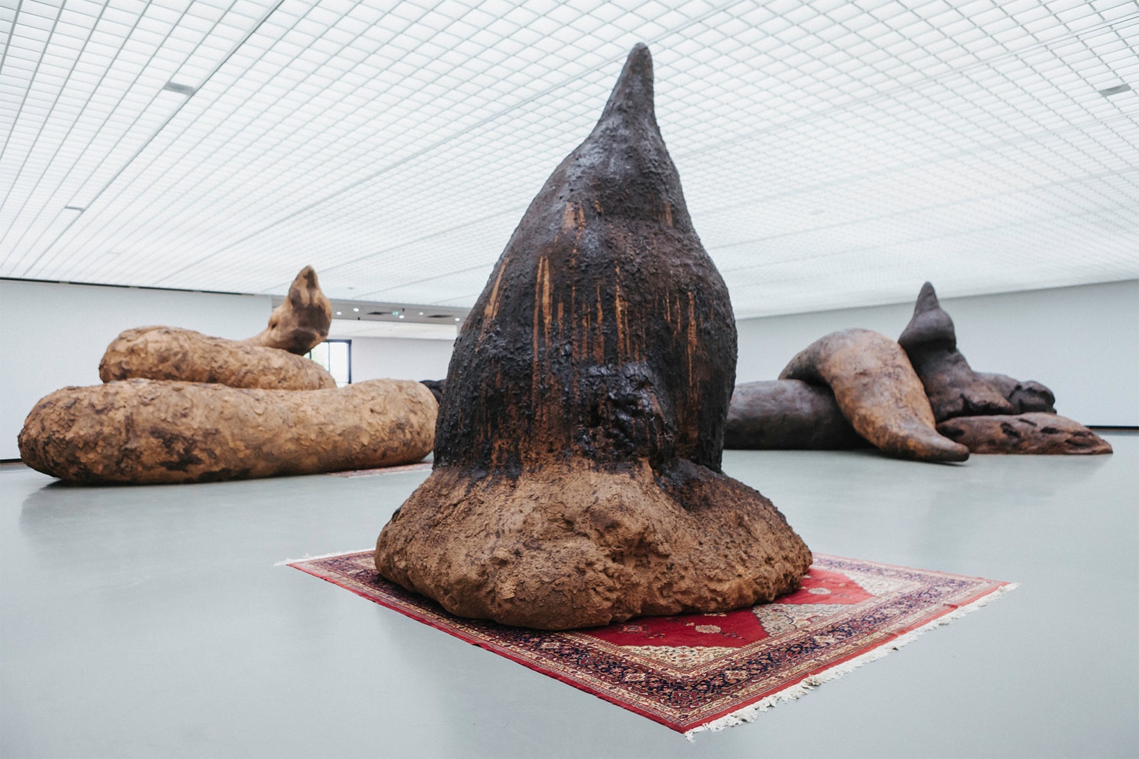 예술 그룹 젤라틴이 만든 세상에서 가장 커다란 배설물 작품 2018 gelatin excrement sculptures poop museum