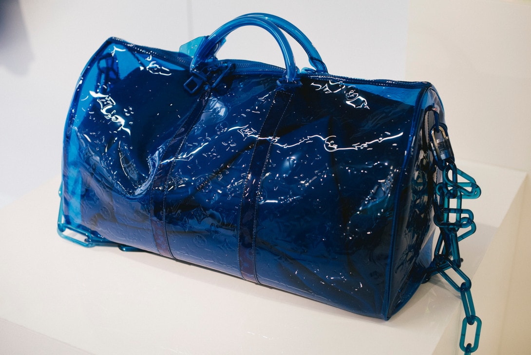 버질 아블로의 첫 루이비통 컬렉션 가방 & 스니커 상세 이미지 블루 가방