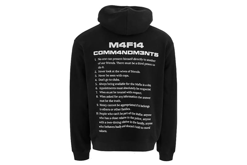 이지 마피아가 공개한 티셔츠, 후드 등의 머천다이즈