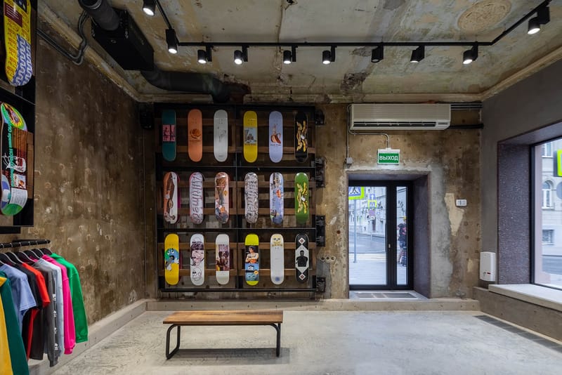 고샤 루브친스키의 OKTYABR 스케이트 숍 내부