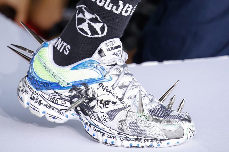 베트멍 2019 SS 런웨이에 등장한 스파이크 아빠 운동화 & 선글라스