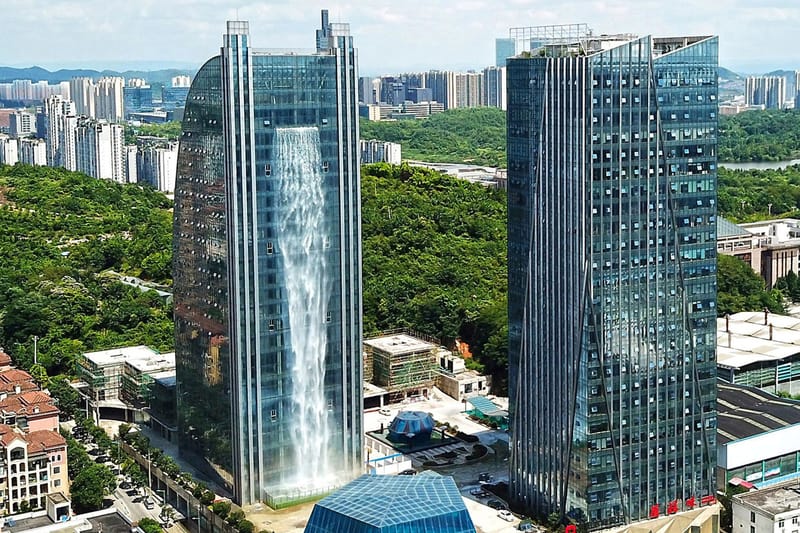 초고층 유리 건물에 자리한 106m 인공 폭포