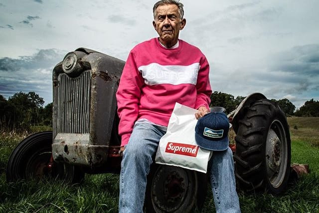 슈프림 룩북에 실제 농부들이 등장한 사연은?