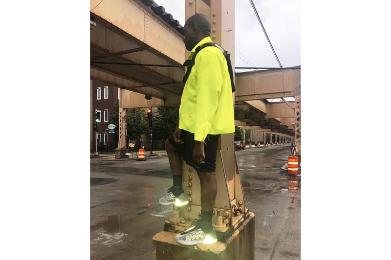 칸예 웨스트, 이지 농구화 직접 착용한 사진 공개