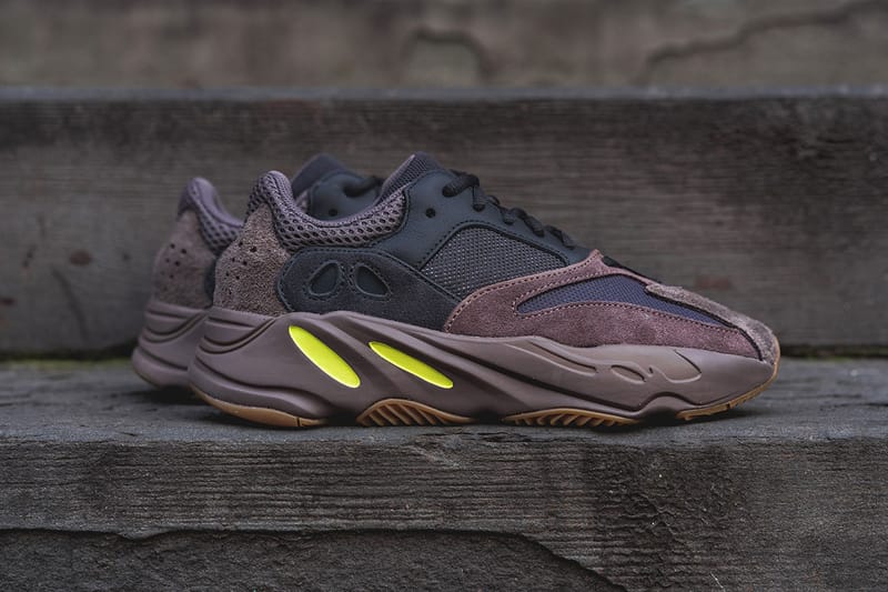 식어가는 이지 부스트의 인기, 700 '모브' 전 사이즈 재고 그대로