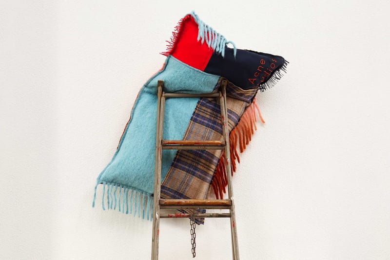 아크네 스튜디오의 '스카프' 홈웨어 컬렉션