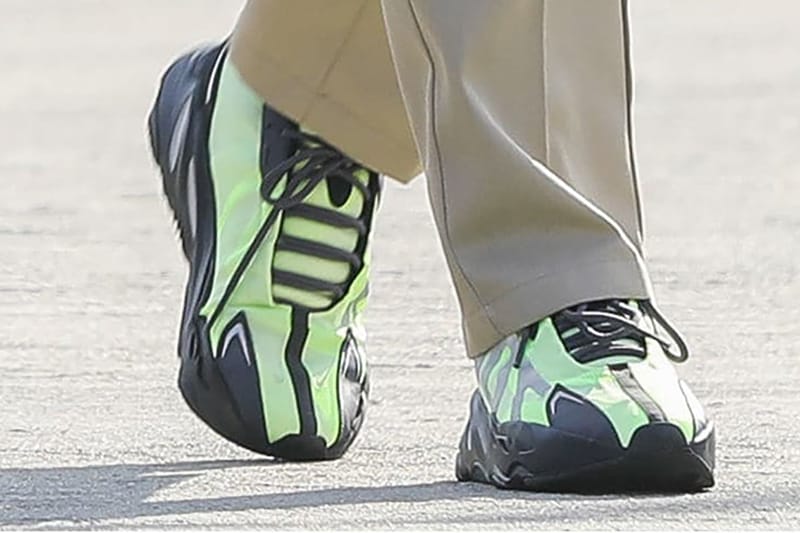 딸과의 데이트에 신상 이지 신고 나온 칸예, 리복과 외도?