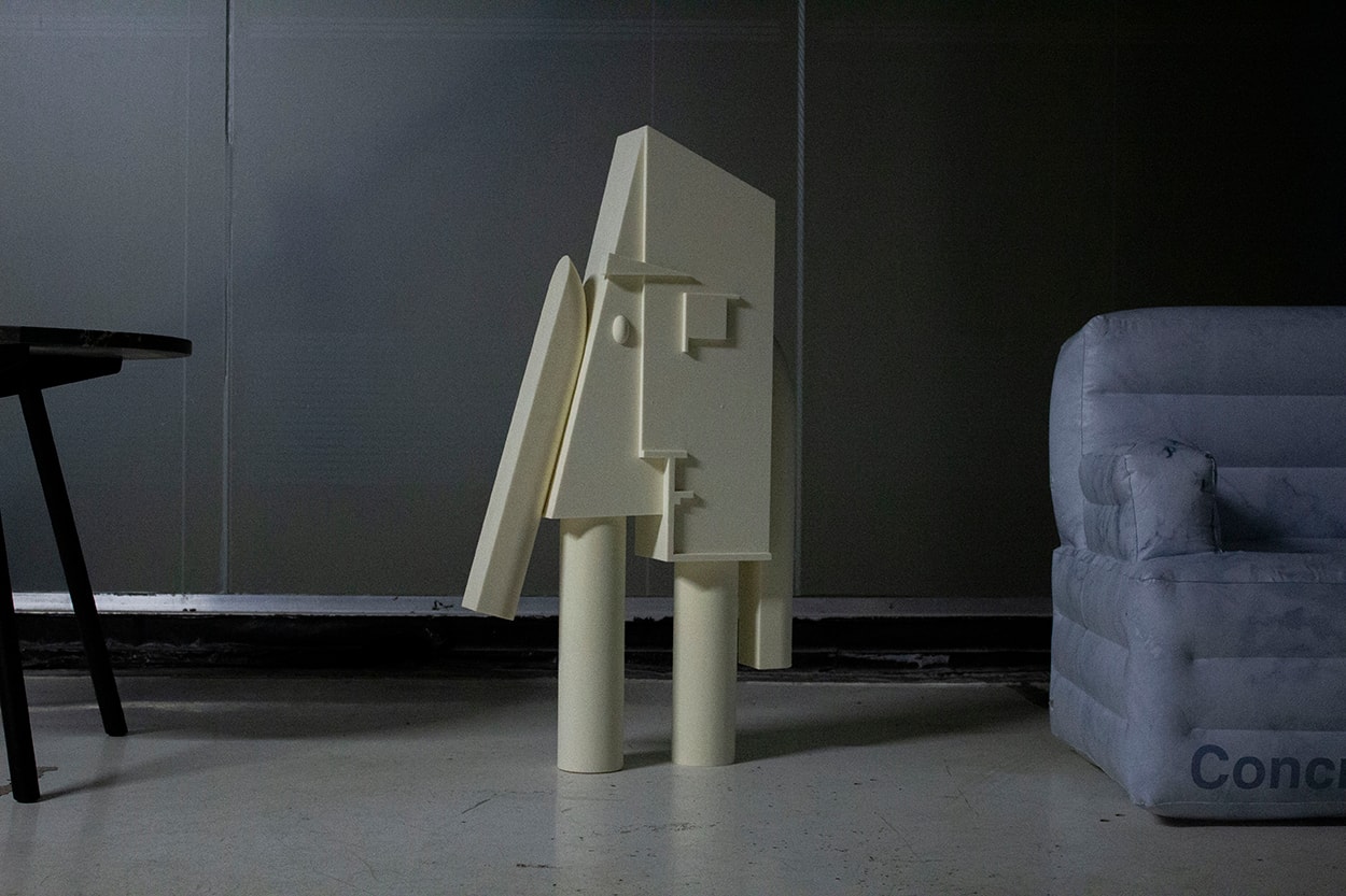 사무엘 로스와 프라다의 풍선 의자 2018 버너 팬톤 셀프리지스 콘크리트 오브젝트