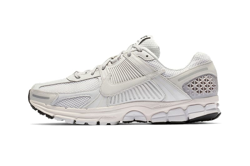 어 콜드 월의 뒷축을 뗀, 나이키 줌 보메로 5 출시