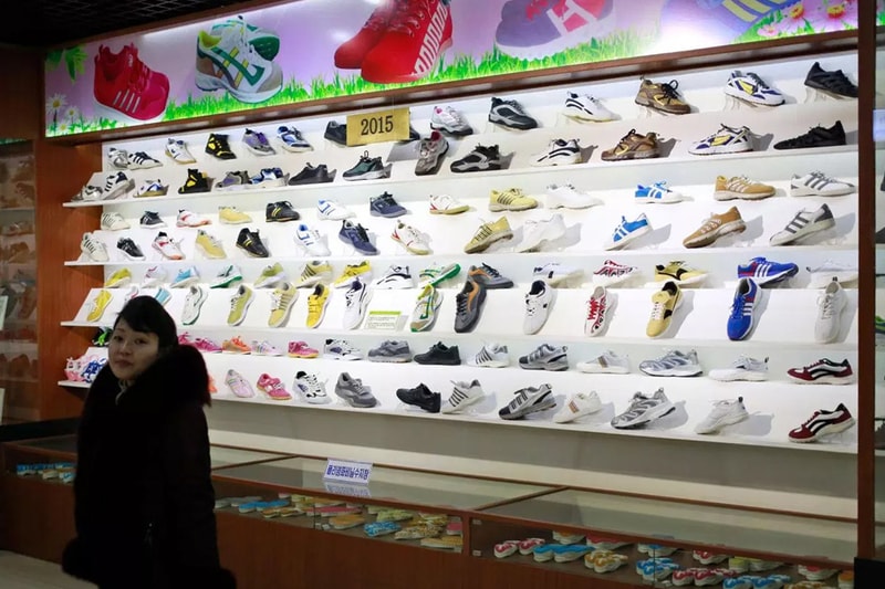 북한의 ‘짭’ 스니커 매장, 그들이 ‘사는’ 세상 나이키 아디다스 아식스 김정은 주도 짝퉁 가짜 래플리카 스니커 운동화 평양