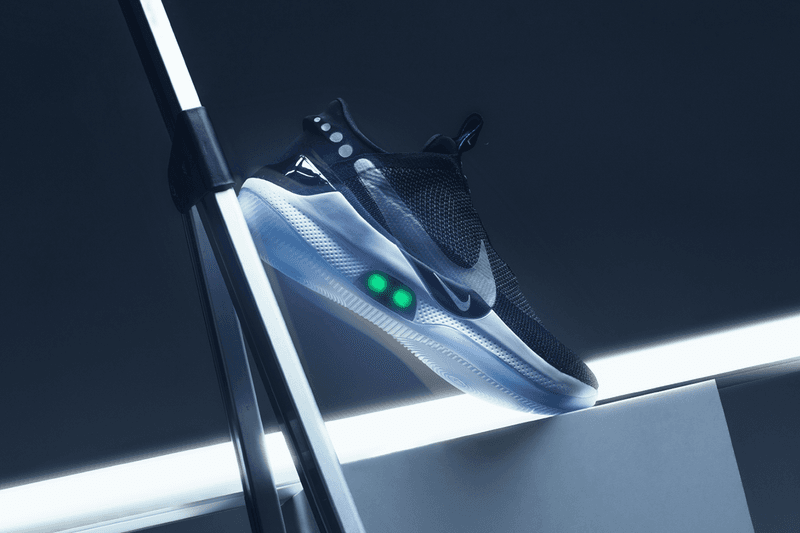 스스로 끈 조이는 스마트 스니커, 나이키 '어댑트 BB' 출시