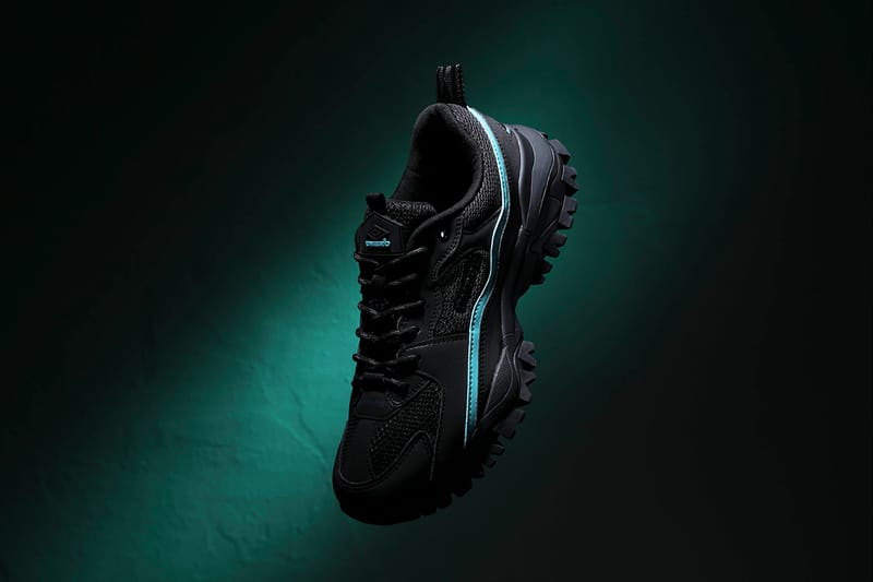 어둠 속에서 빛나는 아트모스 서울 x 엄브로 범피 '블랙 에디션'