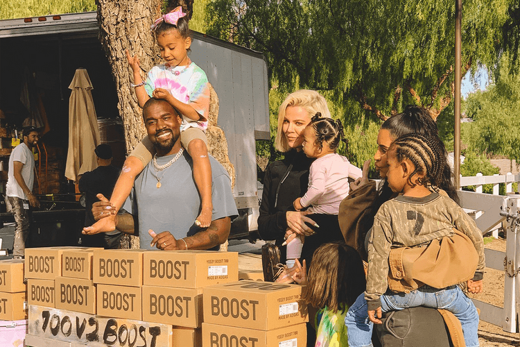 칸예 웨스트의 가족이 참여한 '이지 레모네이드 스탠드' 팝업 현장