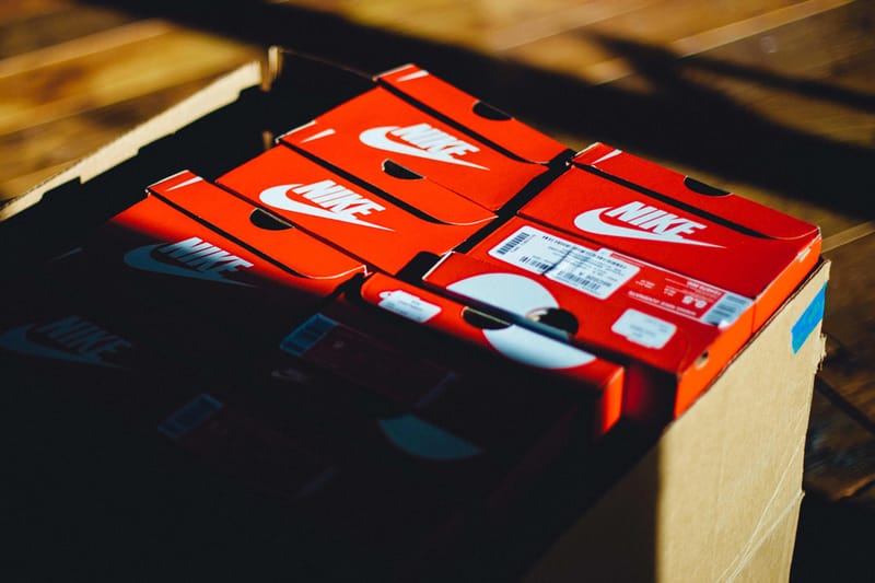 트럼프 섹스 스캔들 폭로한 포르노배우의 변호인, 나이키 협박으로 체포