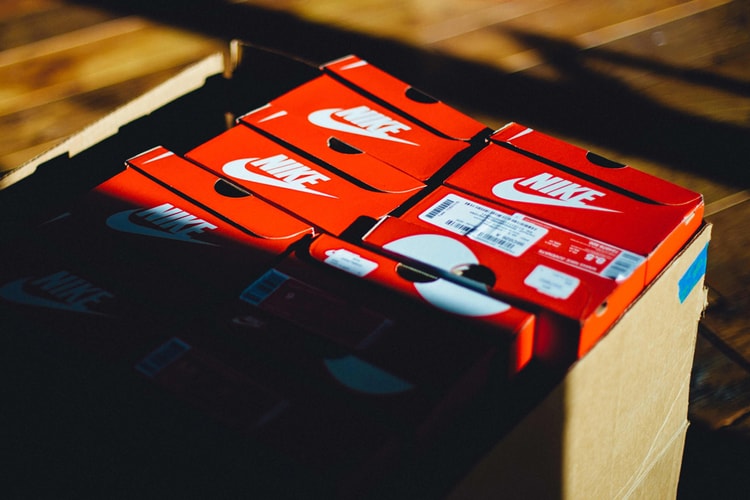 트럼프 섹스 스캔들 폭로한 포르노배우의 변호인, 나이키 협박으로 체포