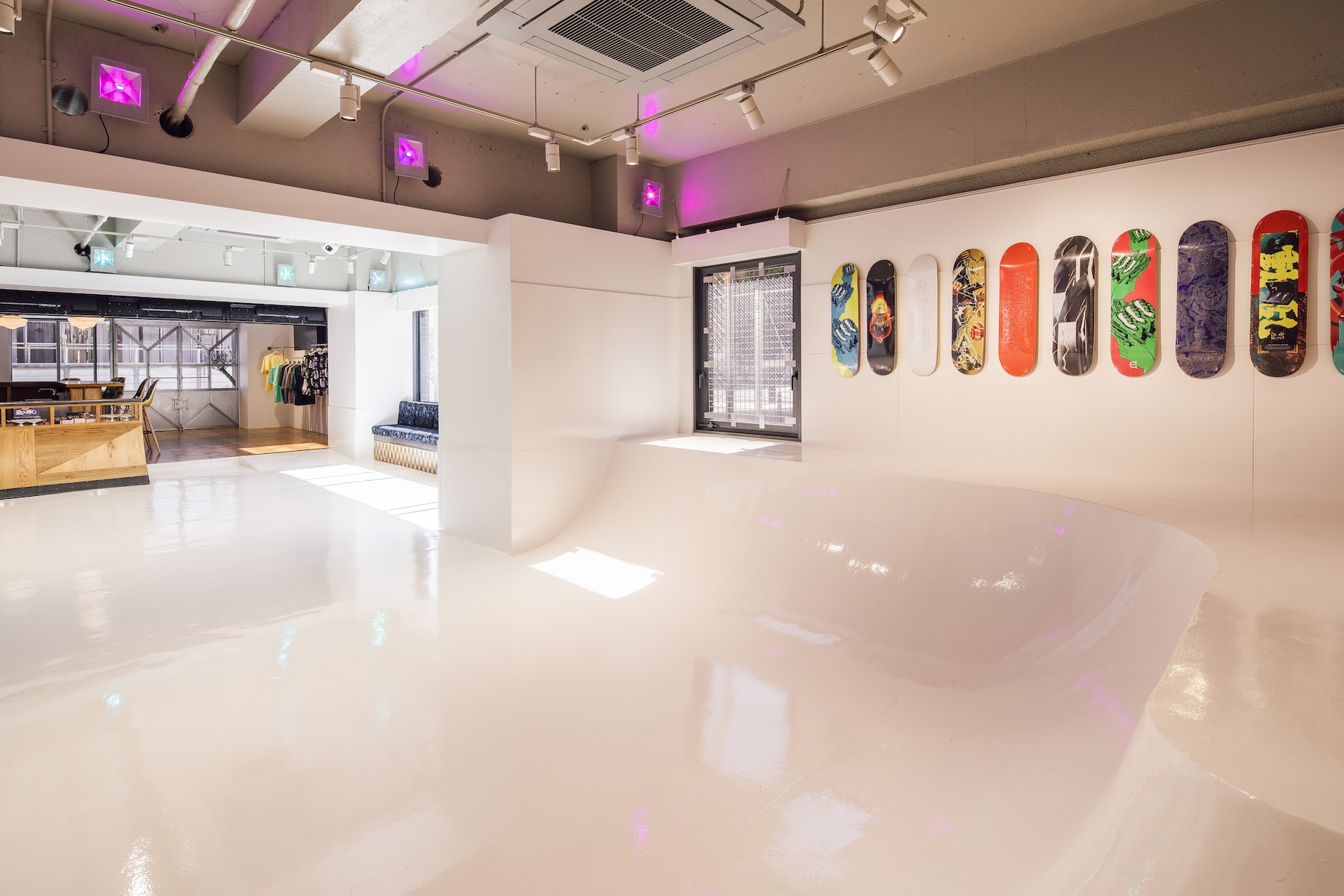 프라그먼트 디자인과 협업한 새 도쿄 스케이트 숍 2019 큐콘
