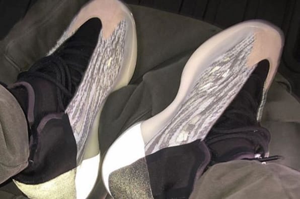 킴 카다시안이 착용한 이지 농구화 샘플