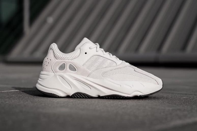 이지 부스트 700 ‘트리플 화이트’, 첫 실물 유출