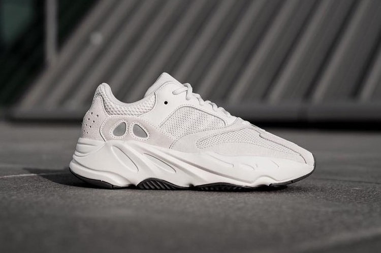 이지 부스트 700 ‘트리플 화이트’, 첫 실물 유출