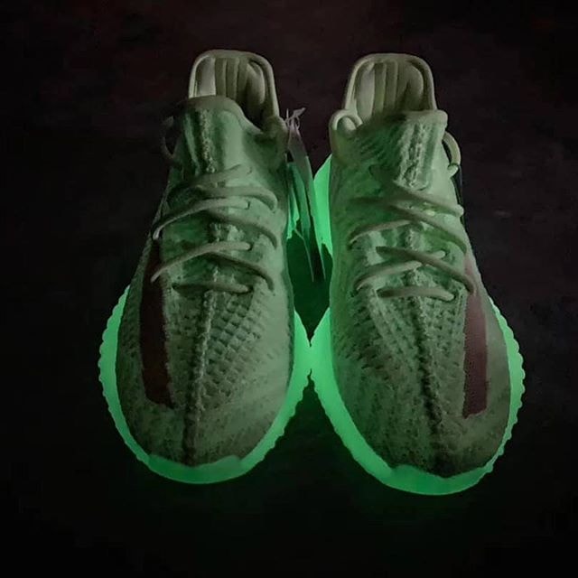 이지 부스트 350 V2 'GID' 글로우 인 더 다크 형광 실물 사진 보기