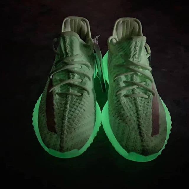 이지 부스트 350 V2 'GID' 글로우 인 더 다크 형광 실물 사진 보기