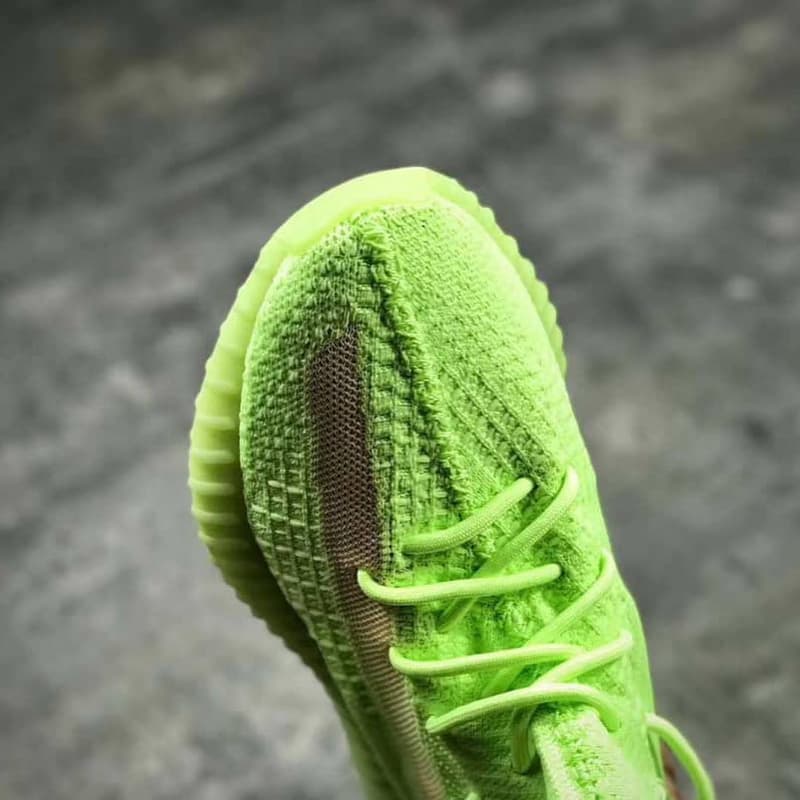 이지 부스트 350 V2 'GID' 글로우 인 더 다크 형광 실물 사진 보기