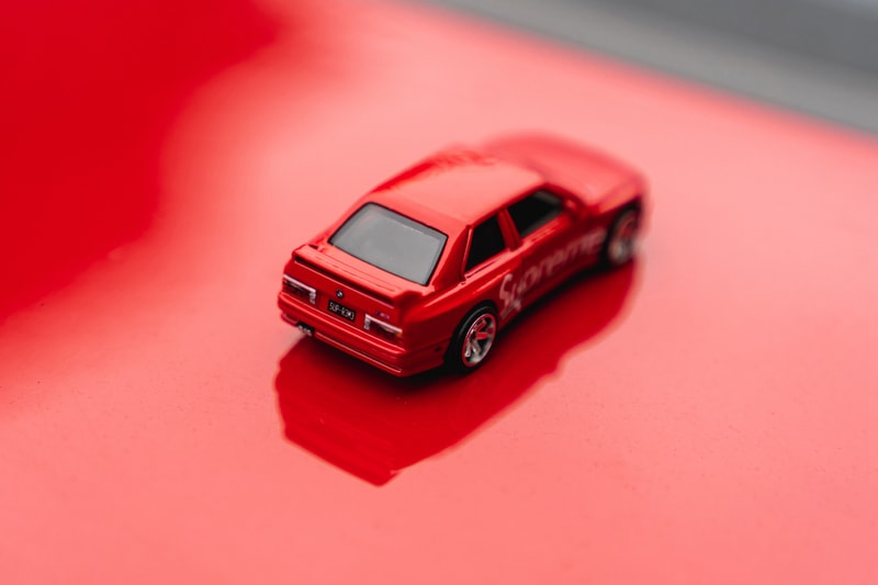 슈프림과 BMW의 협업? 1:1 스케일의 'E30 M3' 실물 공개