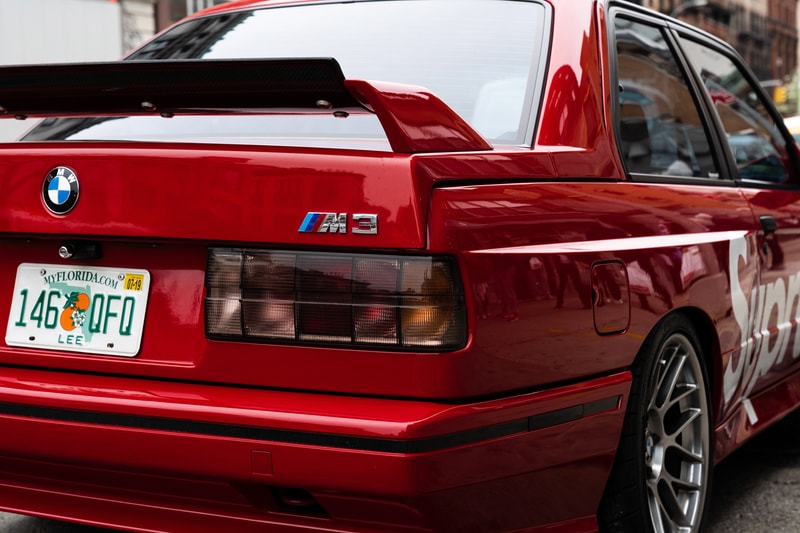 슈프림과 BMW의 협업? 1:1 스케일의 'E30 M3' 실물 공개