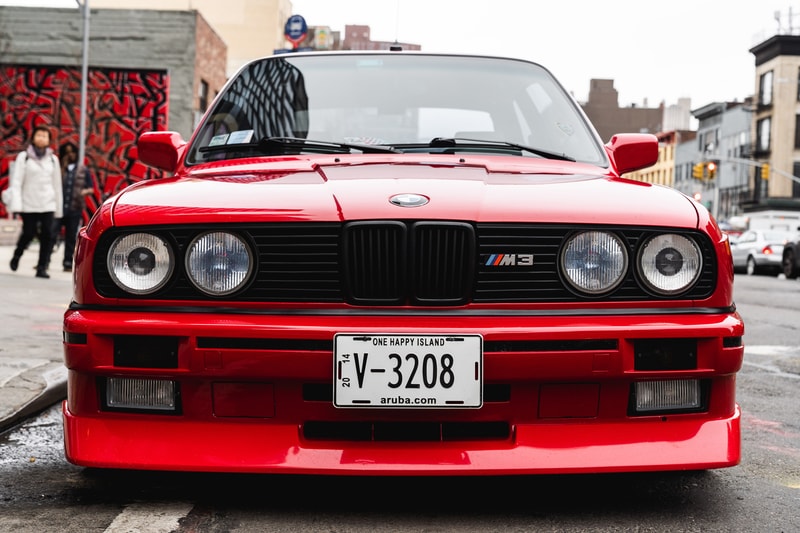 슈프림과 BMW의 협업? 1:1 스케일의 'E30 M3' 실물 공개
