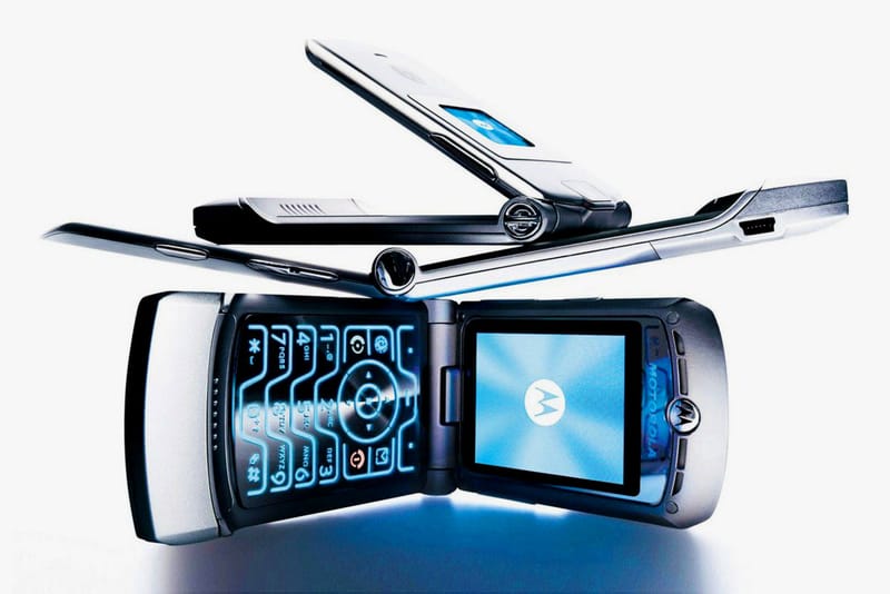 수직으로 접히는 폴더블폰, 모토로라 레이저 V4는 어떻게 생겼나?