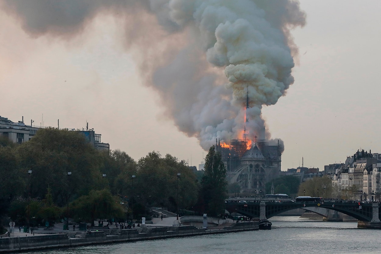 파리의 상징 노트르담 대성당 화재, 각국 지도자들 유감을 표하다 2019 에마뉘엘 마크롱 