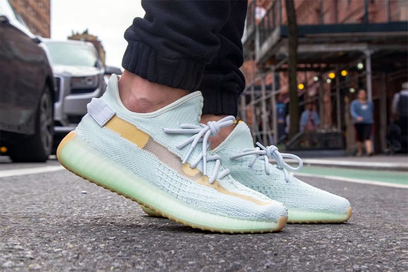 이지 부스트 350 V2 ‘하이퍼스페이스’ 실제 착용 이미지 공개