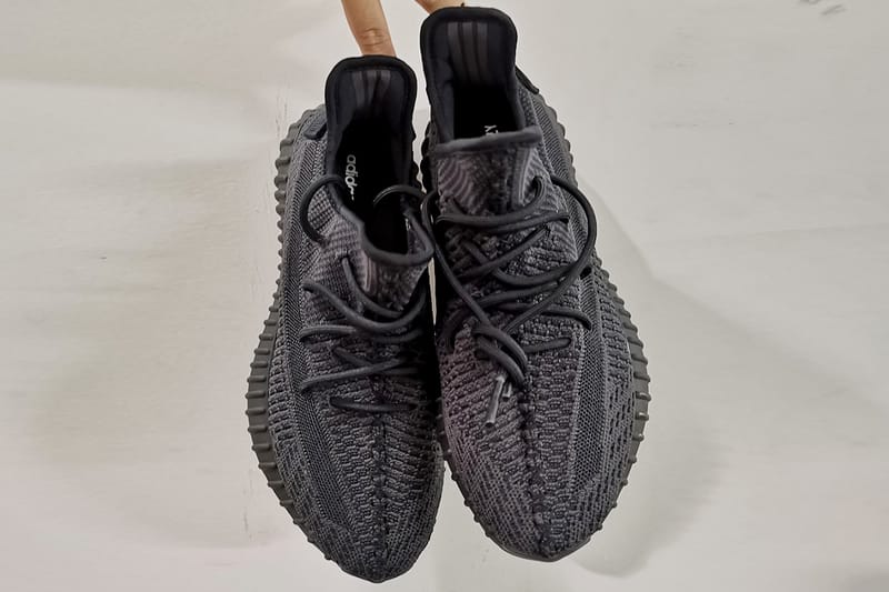 이지 부스트 350 V2 '트리플 블랙' 실제 이미지 유출